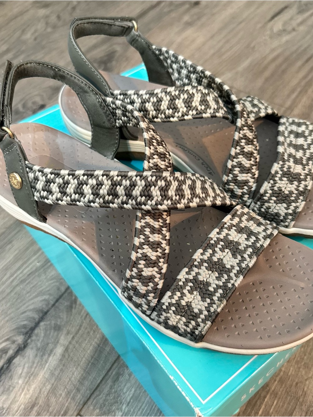 Sketchers Woven Green& White Comfort Sandals for Women